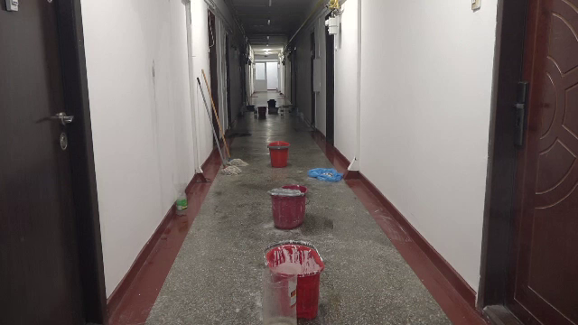 Dezastru într-un bloc reabilitat din Galați. Zeci de apartamente au fost inundate după ploile abundente