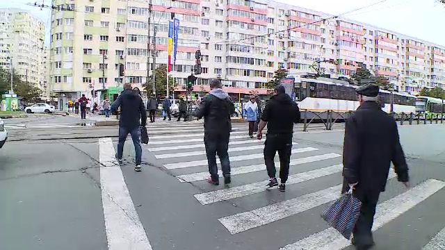 Jumătate dintre români termină toți banii la final de lună. Mulți ajung victime ale fraudelor financiare