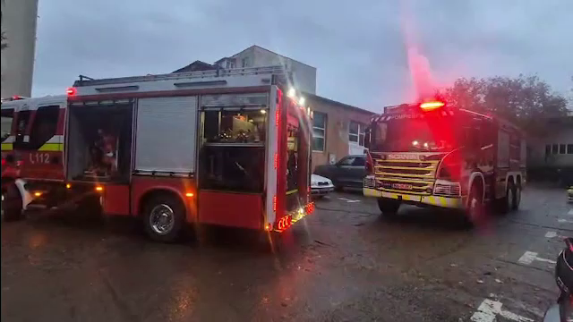Incendiu într-un bloc din Iași. Patru persoane au ajuns la spital. „Bufnea în casă, pocnea, și apoi fum”
