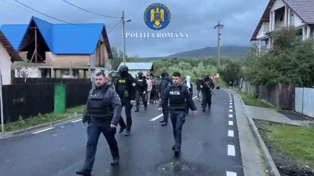 Razie în Târgu Ocna, după ce un individ a intrat în curtea unui localnic și i-a jefuit mașina. Rudele s-au strâns la Poliție