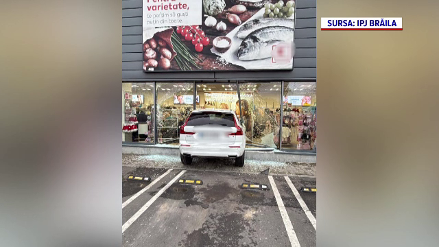 O șoferiță din Brăila a intrat cu mașina în vitrina unui magazin, după ce a încurcat frâna cu accelerația