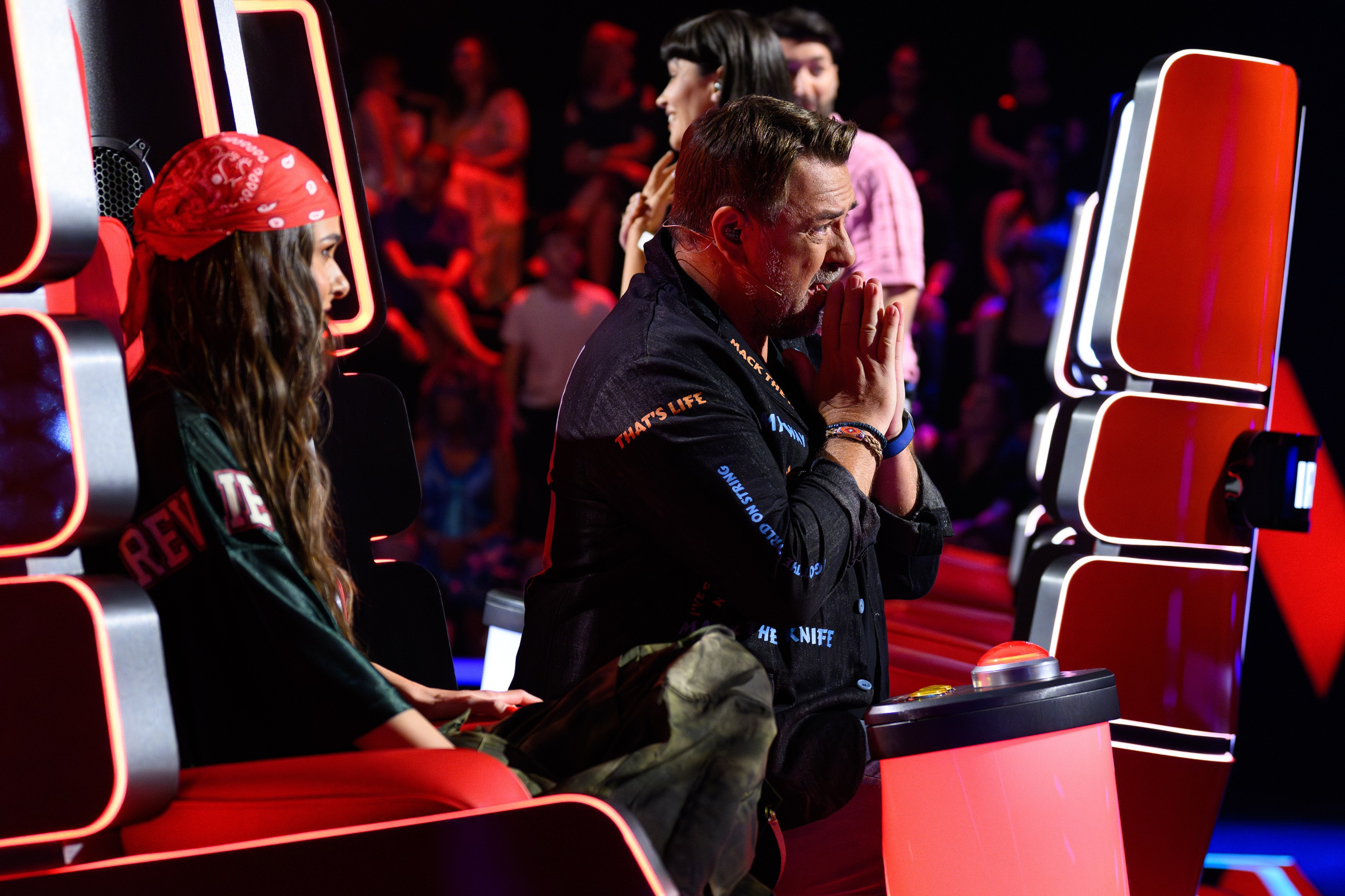 Lupta pentru cele mai bune voci continuă, diseară, la Vocea României. Smiley: „Dacă nu vii la mine în echipă, eu mor”