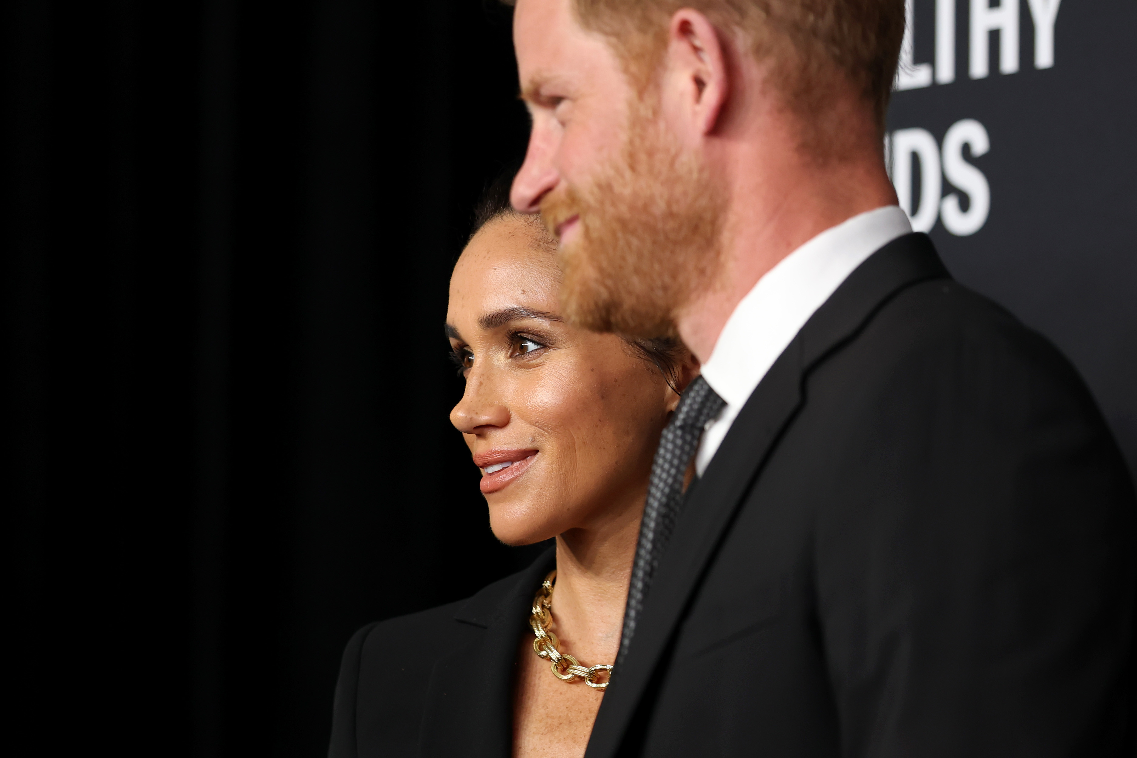 Meghan Markle şi Prinţul Harry, apariţie elegantă pe covorul roşu la Gala Zilei Mondiale a Sănătăţii Mintale. GALERIE FOTO