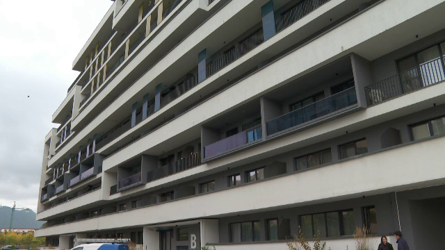 Constructorul unui bloc din Brașov taie lumina locatarilor care refuză să-i dea mai mulți bani. ”Am plătit de teamă”