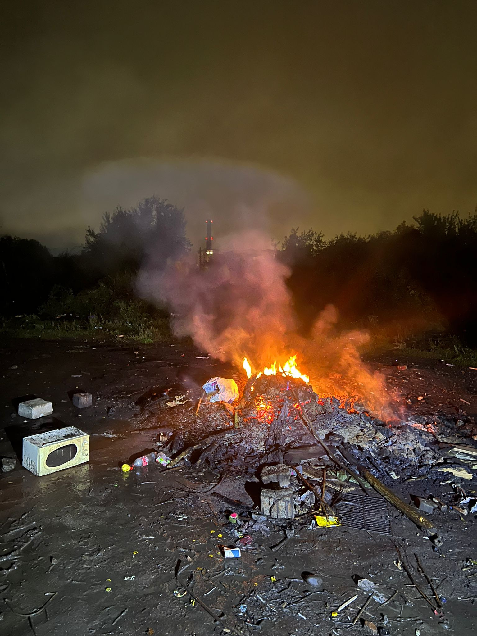 Femeie din Bistrița-Năsăud amendată cu 30.000 de lei pentru incendierea necontrolată a deșeurilor lângă o magistrală de gaz