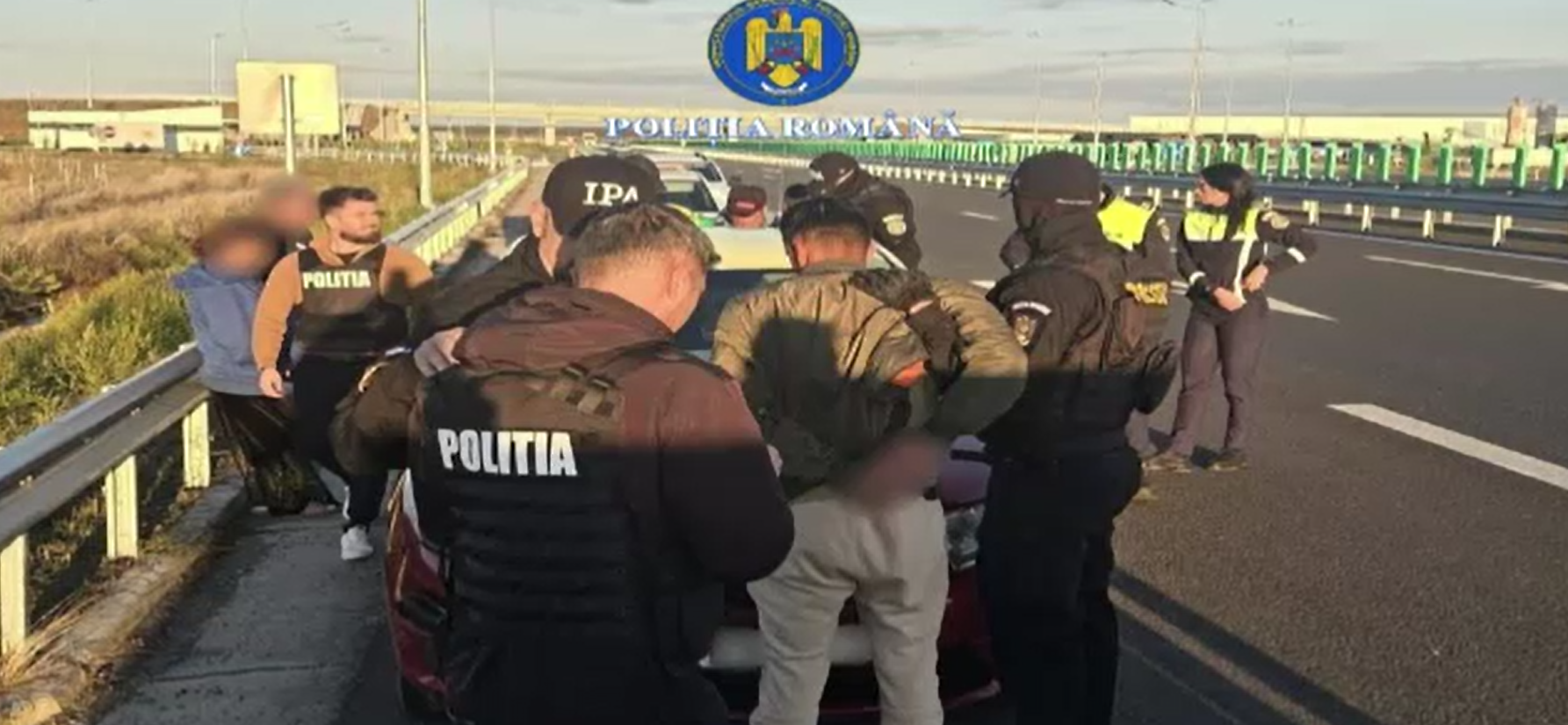 Doi tineri din Olt au jefuit un bărbat care câștigase 10.000 de lei la păcănele. Au fost prinși într-un taxi spre Craiova