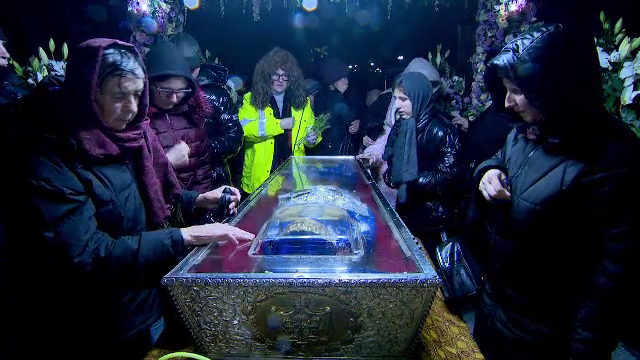 A treia zi de pelerinaj la Iași. Peste 65.000 de credincioși din toată țara au trecut pe la racla Sfintei Parascheva