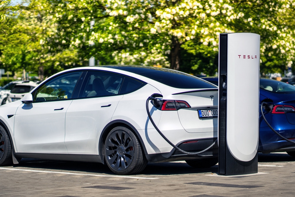 După ce i-au scăzut vânzările, Tesla a lansat în Europa versiunea mai ieftină a celui mai vândut model al său. Cât costă