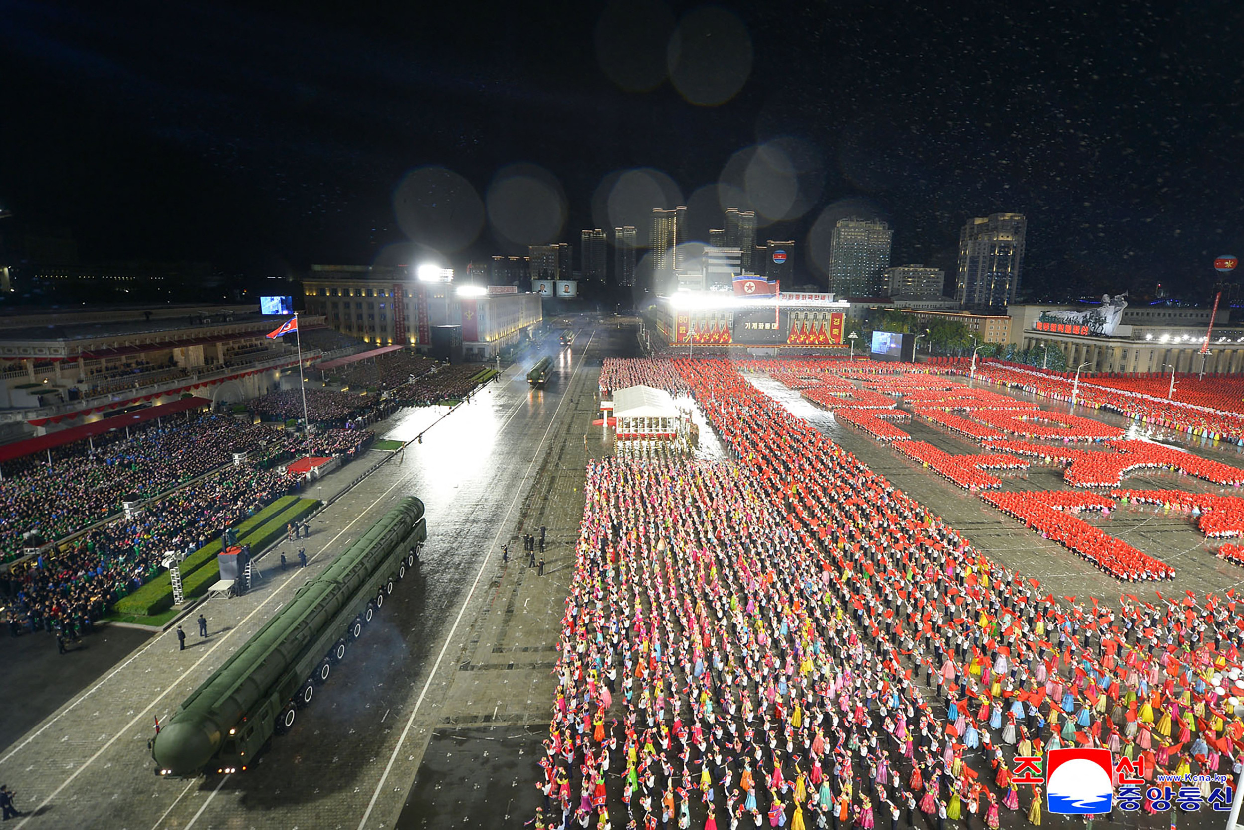 Liderul nord-coreean şi-a etalat „cea mai puternică” rachetă la o paradă militară de la care au lipsit Xi şi Putin. FOTO