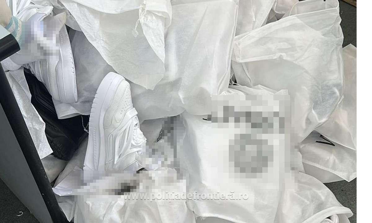 Captură de aproape 873.000 de lei în Giurgiu. Ce ascundeau mai mulți pasageri în patru autocare venite din Turcia. FOTO