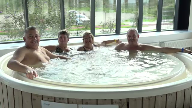 Băile sărate de la Ocna Mureș s-au umplut de turiști din toată țara: ”Foarte curat, e perfect”. Ce prețuri sunt