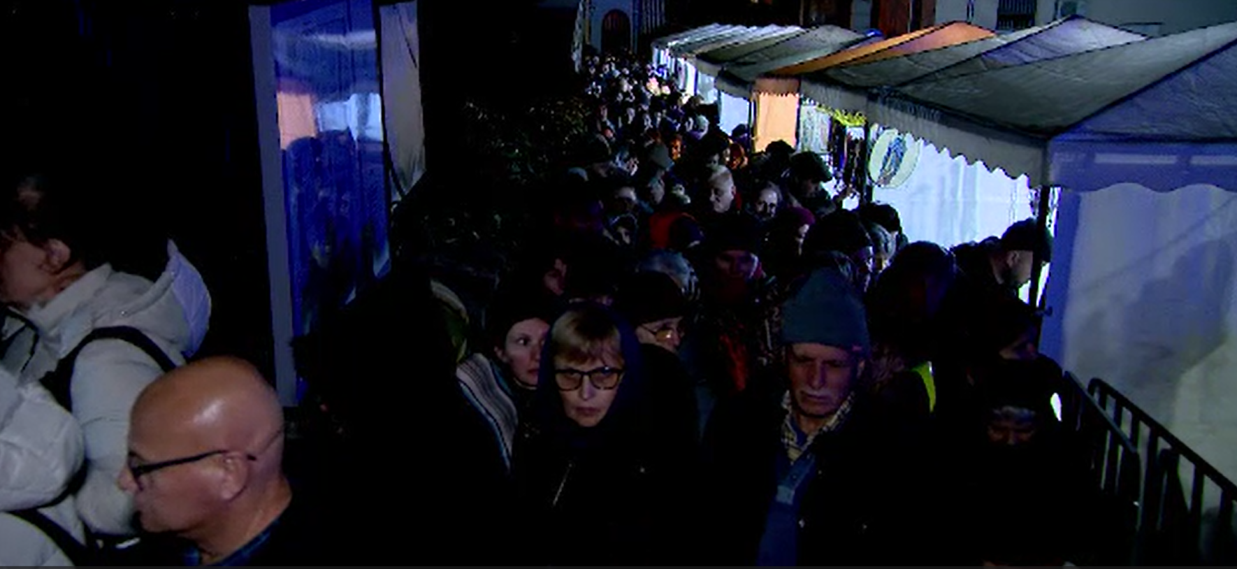 Peste 100.000 de pelerini la Iași: credincioșii au așteptat peste 12 ore pentru a se închina la racla Sfintei Parascheva