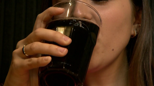 Studiu: Sucurile cu aditivi și coloranți sunt la fel de nocive precum alcoolul