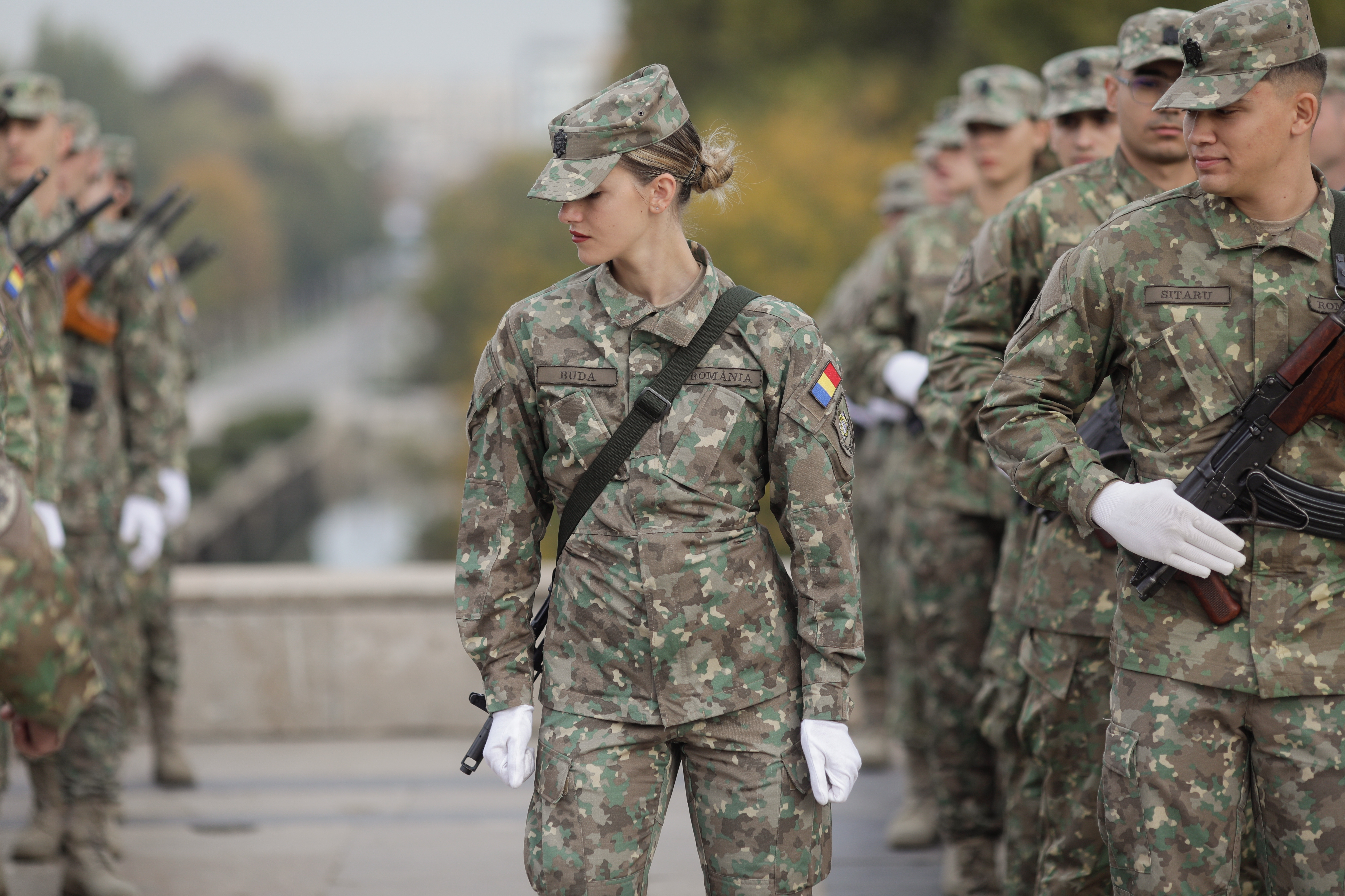 Șeful Armatei: Toți românii, bărbați și femei, ar trebui să știe să tragă cu arma. Suntem pregătiți să-i instruim