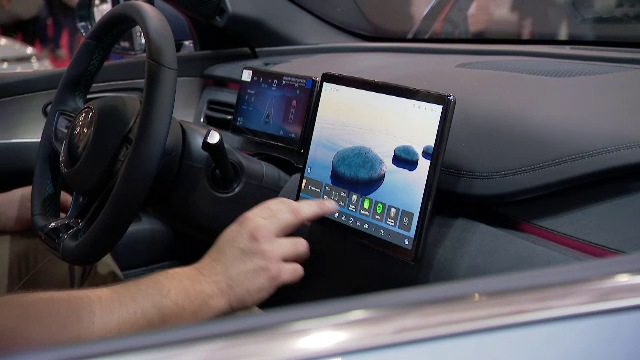 Mașinile electrice, cele mai căutate la Salonul Auto București. Expozanții, uimiți de cât de bine pregătiți au venit clienții