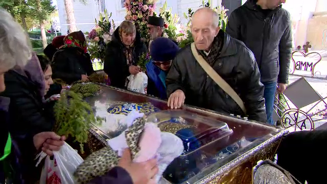 Credincioșii au așteptat la cozi interminabile pentru a se închina la Sfânta Parascheva. ”Am avut nevoie de acest miracol”