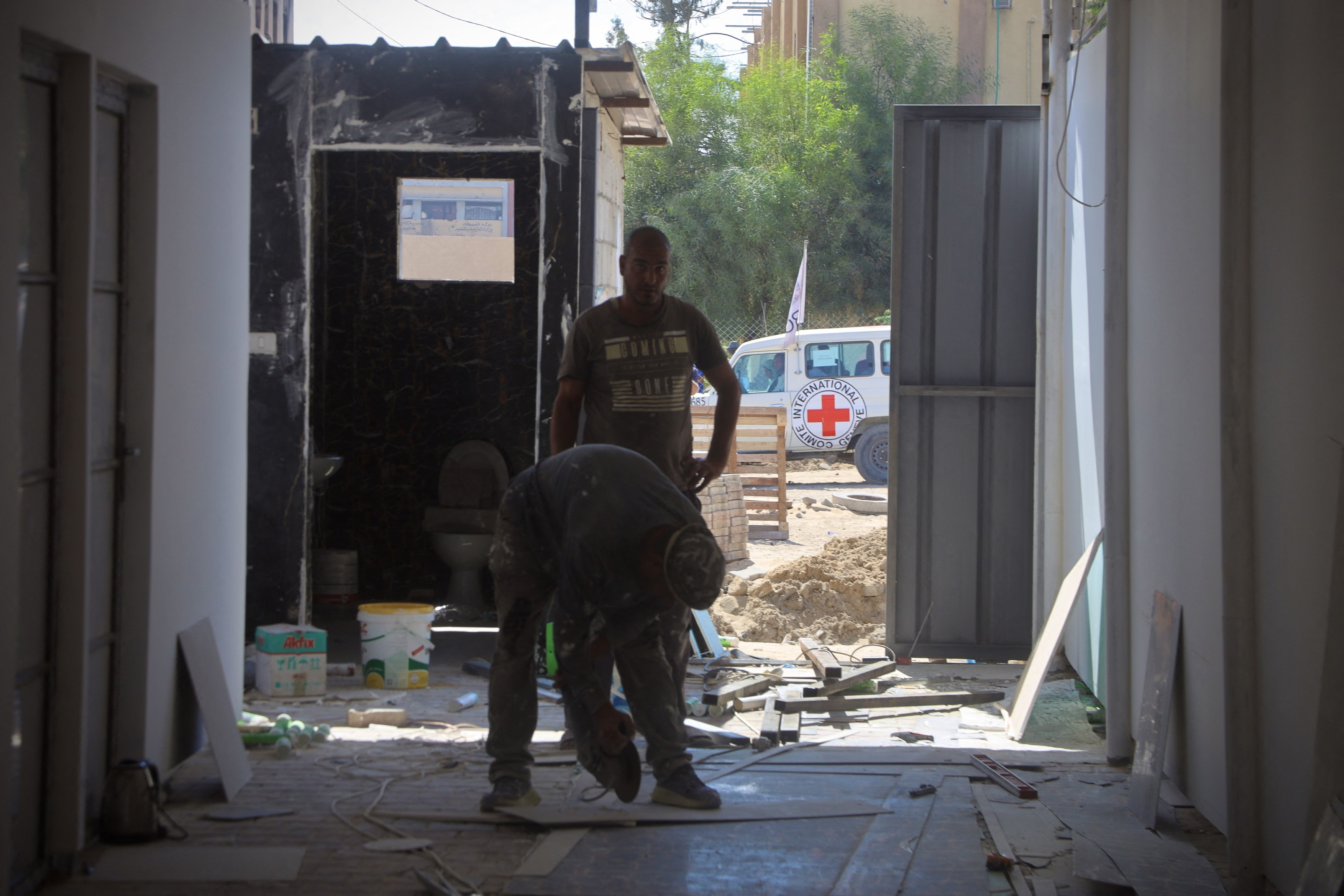 Primul pas spre pace. Hamas a predat șapte ostatici israelieni Crucii Roșii, înaintea summitului din Egipt