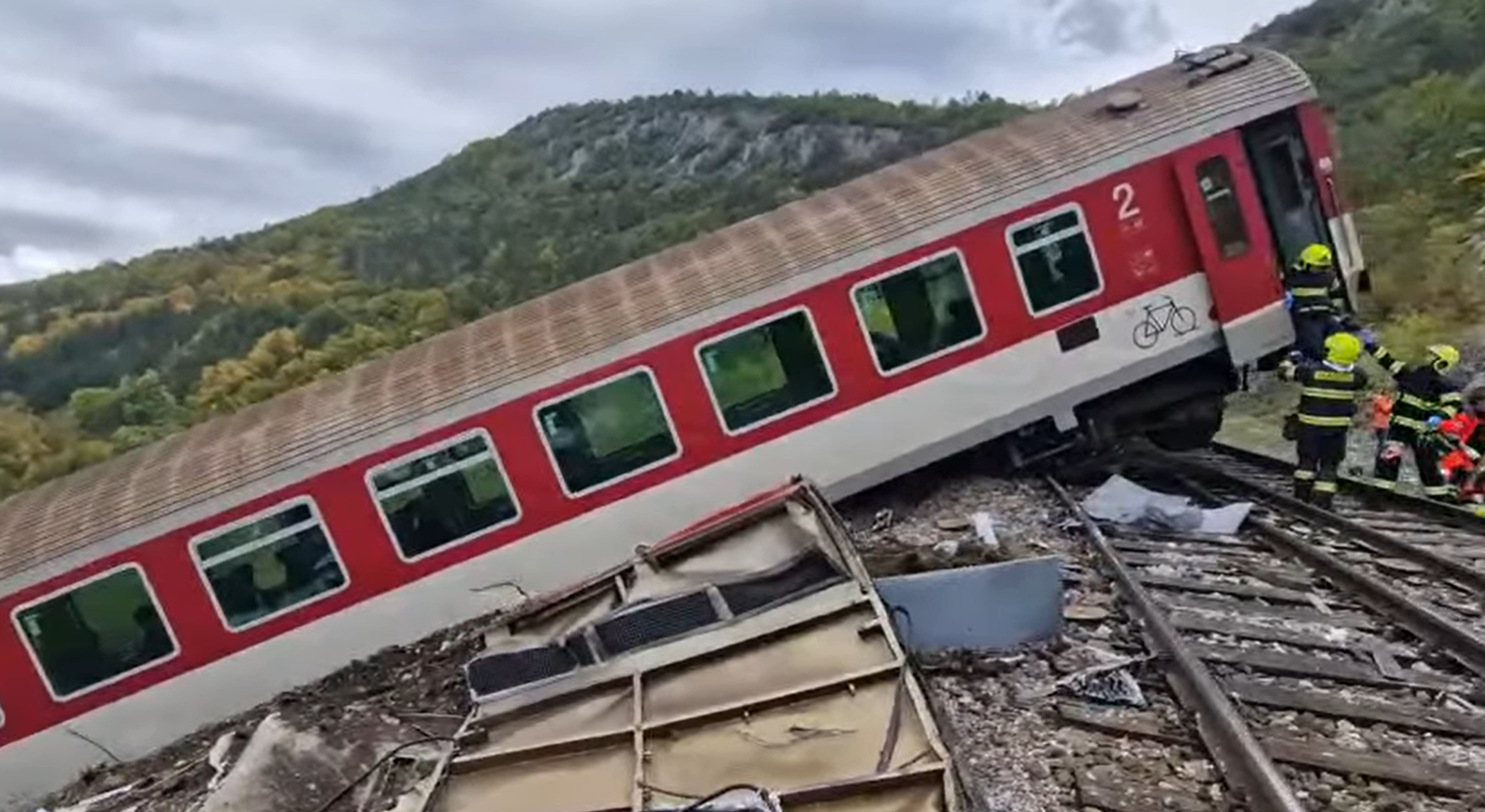 Accident grav în Slovacia: două trenuri expres s-au ciocnit. Autoritățile anunță zeci de victime