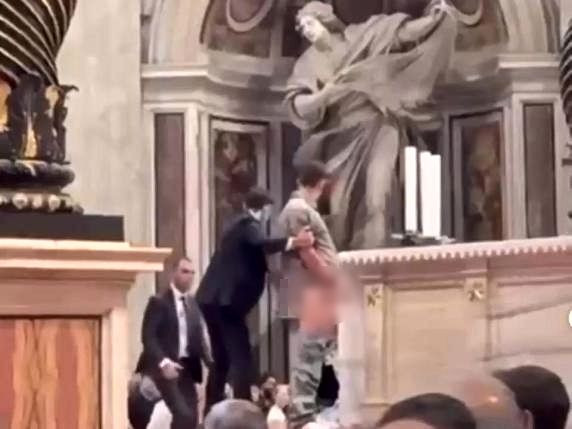 Un individ dezbrăcat a vrut să urineze pe altarul Basilicii Sfântul Petru. Papa Leon a cerut urgent un ritual „de reparație”