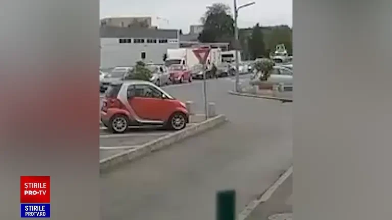 Momentul în care mama și copilul au fost spulberate de BMW-ul în viteză, pe Șoseaua Berceni. Femeia a murit, copilul e rănit