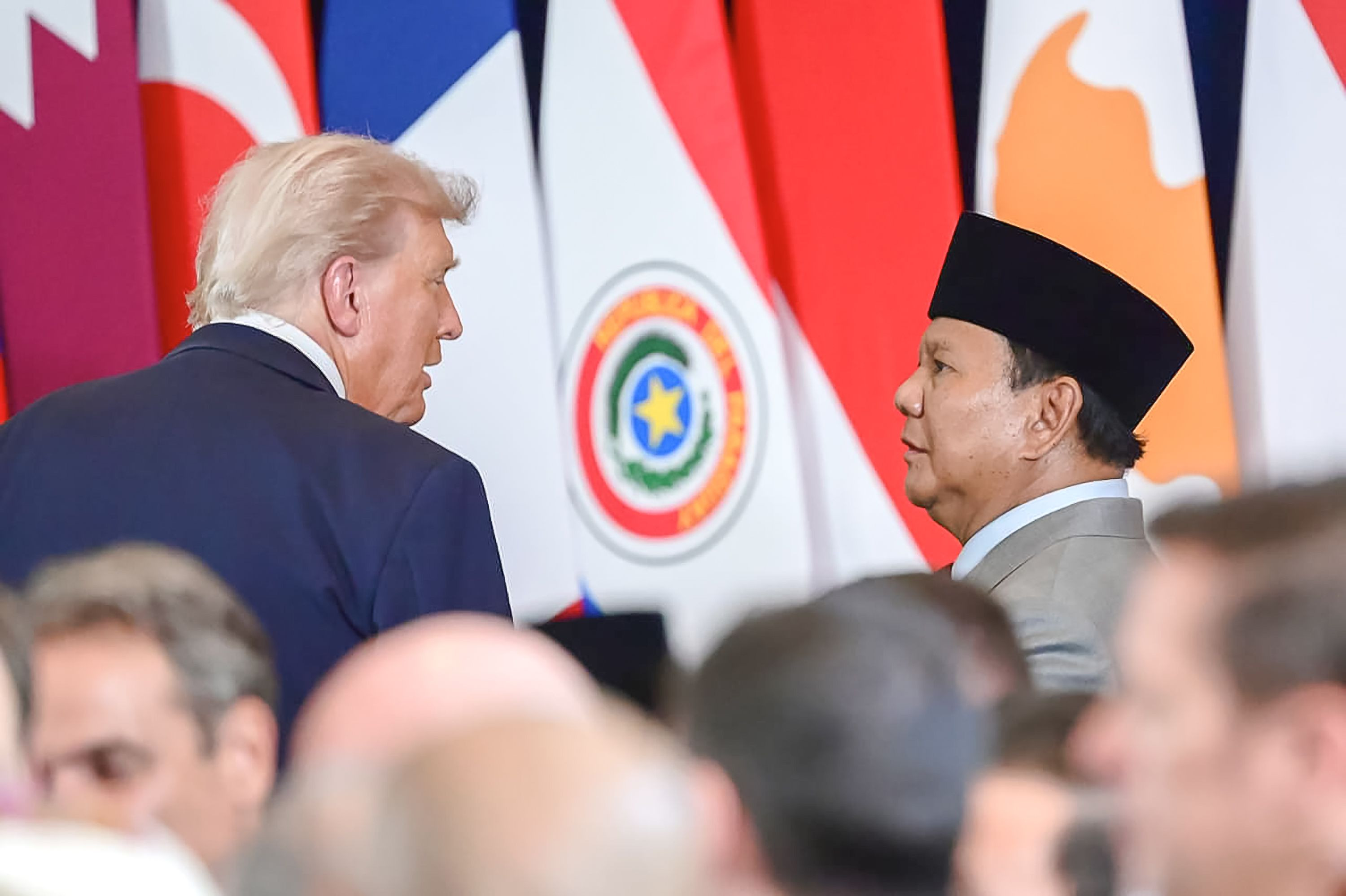 Un microfon uitat deschis a surprins o discuție neaşteptată între Trump şi preşedintele Indoneziei. Ce i-a promis liderul SUA