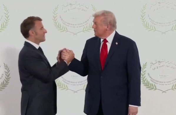 Trump și Macron, moment viral pe rețelele sociale la summitul din Egipt. Gestul care i-a amuzat pe internauți. VIDEO