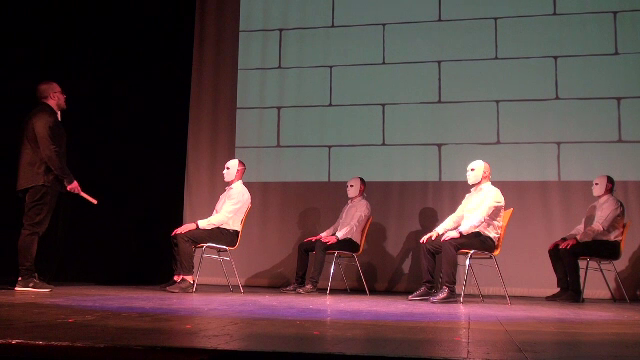 Deținuții din Bacău au jucat piesa „Libertate” pe scena teatrului din oraș. Au fost „sancționați” cu aplauze la final