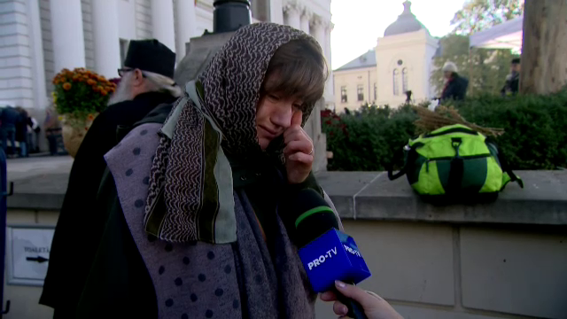 Epuizați de așteptare, credincioșii au plâns de emoție la Sfânta Parascheva. ”Mă rog pentru mama mea, să o mai am lângă mine”