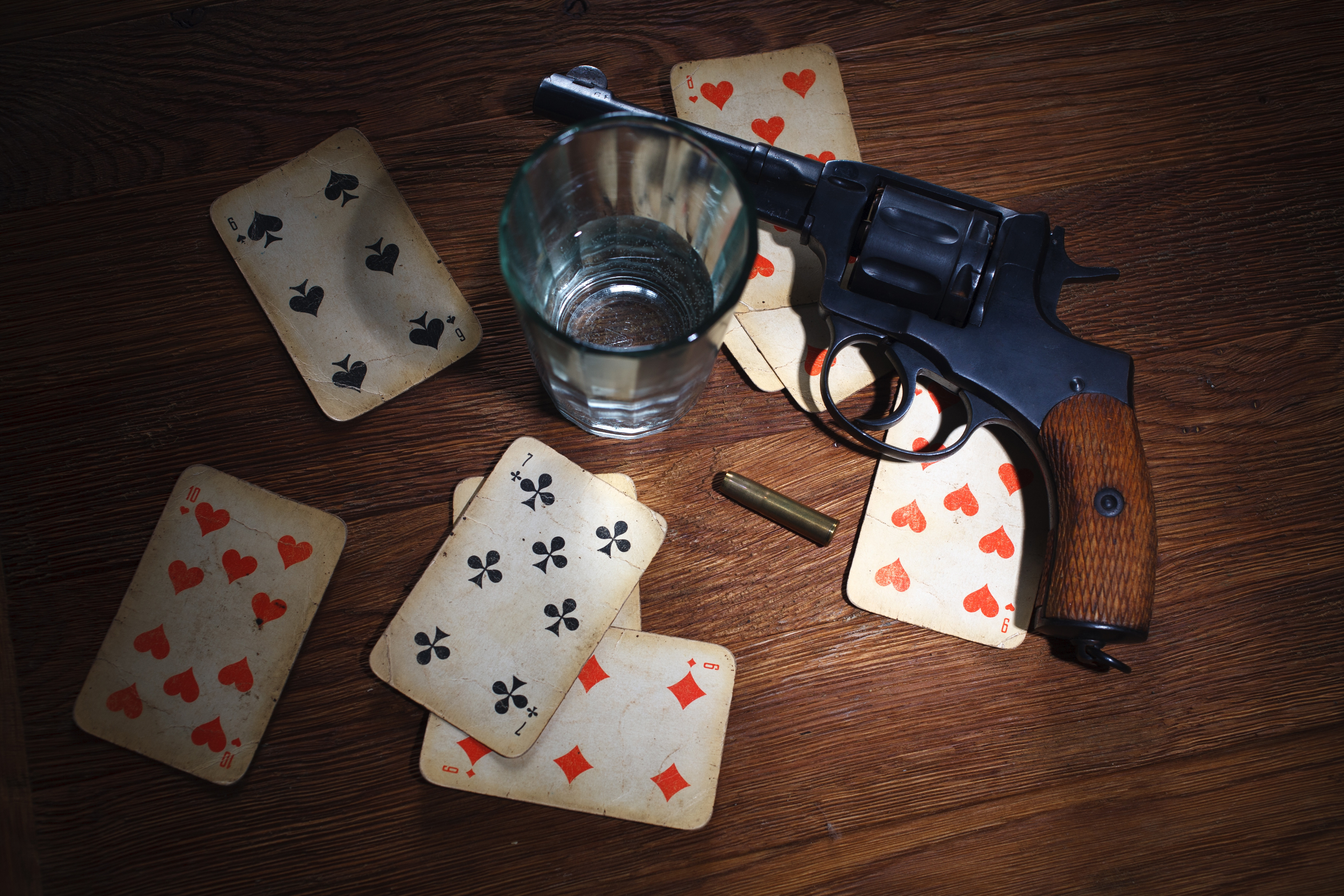 Femeie împușcată la „ruleta rusească” în propria-i locuință, lângă soț. Ucigașul și-a pus primul pistolul la cap