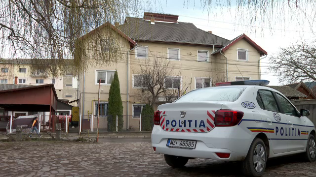 Doi bărbați au înjunghiat oameni la întâmplare. Au început de la un local și au ajuns în casa unor localnici