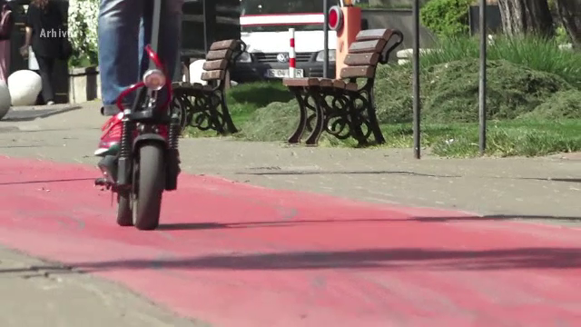 Adolescenții jefuiți pe stradă de tâlhari cu cagule, în Cluj-Napoca. I-au amenințat cu cuțitul și le-au luat trotinetele