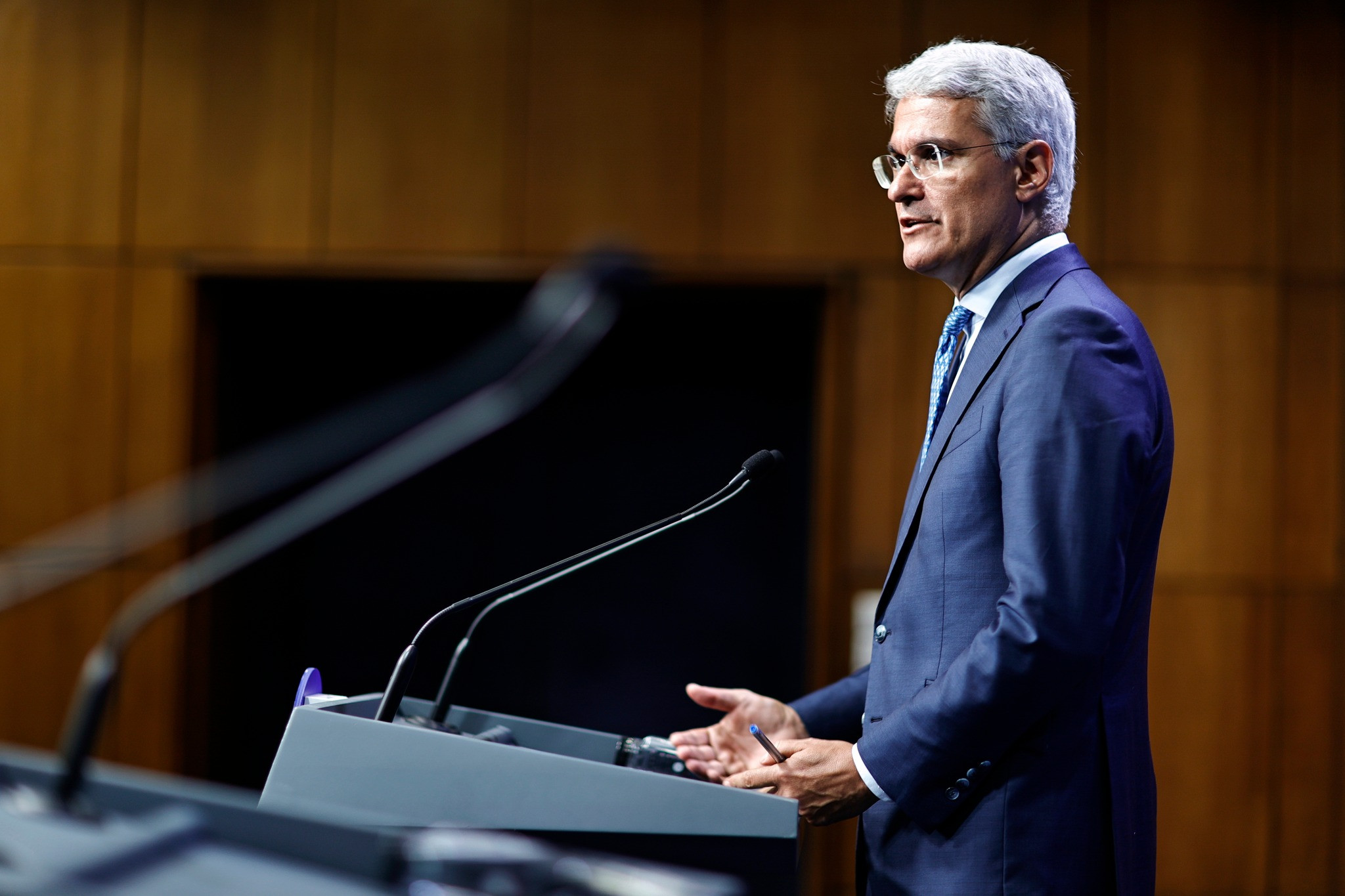 Dragoș Pîslaru: România „stă pe un munte de bani europeni”, dar deficitul pare de neclintit