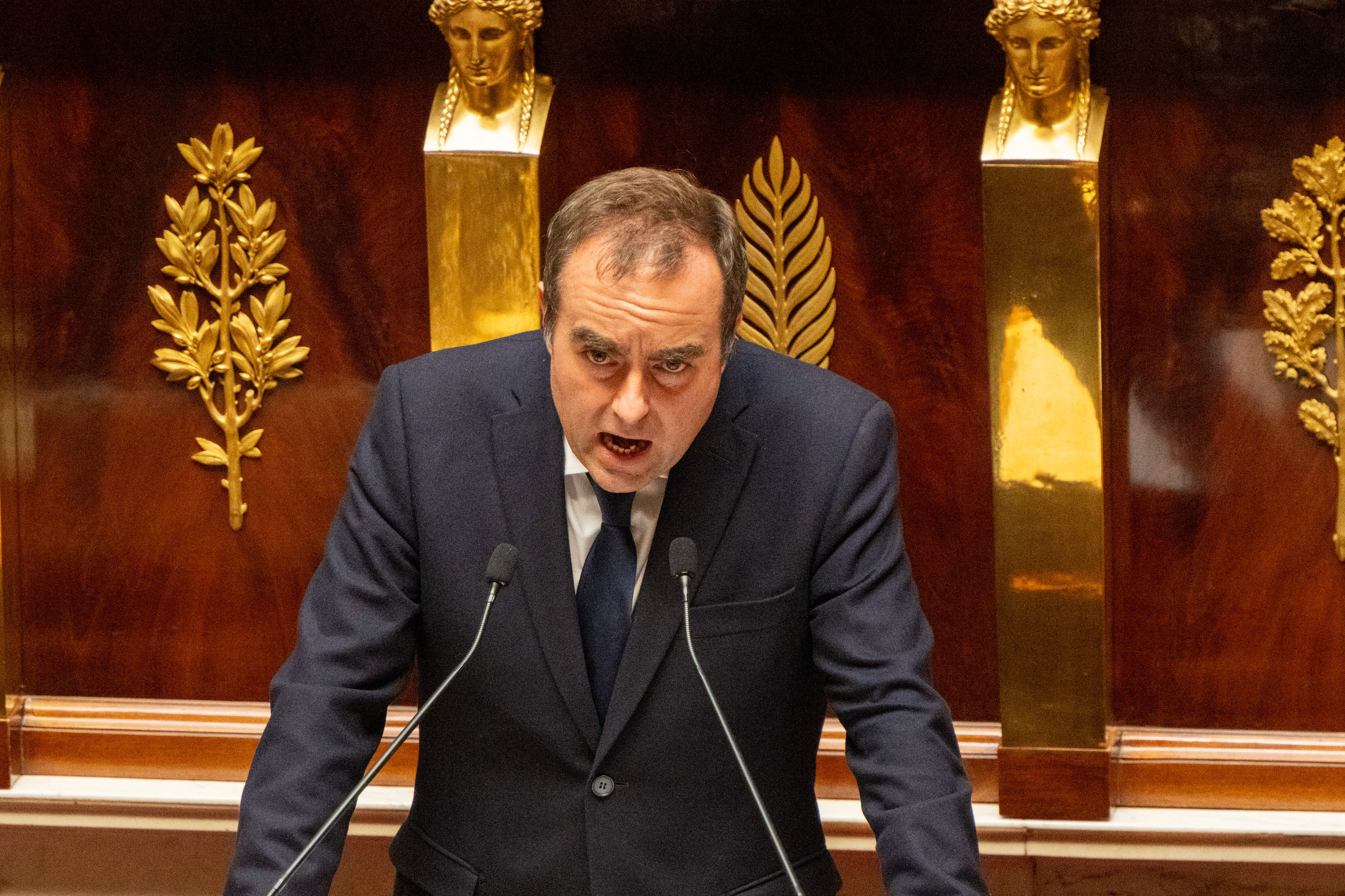 Criza politică din Franța, detensionată pentru moment. Premierul a suspendat reforma pensiilor până în 2027.