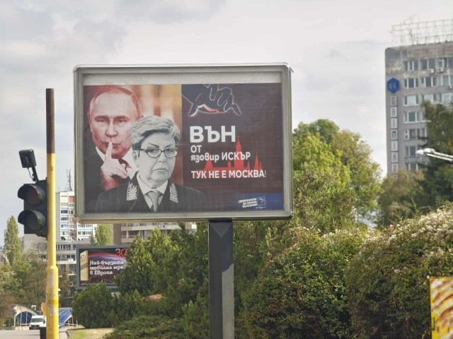 „Aceasta nu este Moscova”, mesaj pe un panou la Ambasada Rusiei din Bulgaria. Cum a ocupat Kremlinul o parte din Sofia