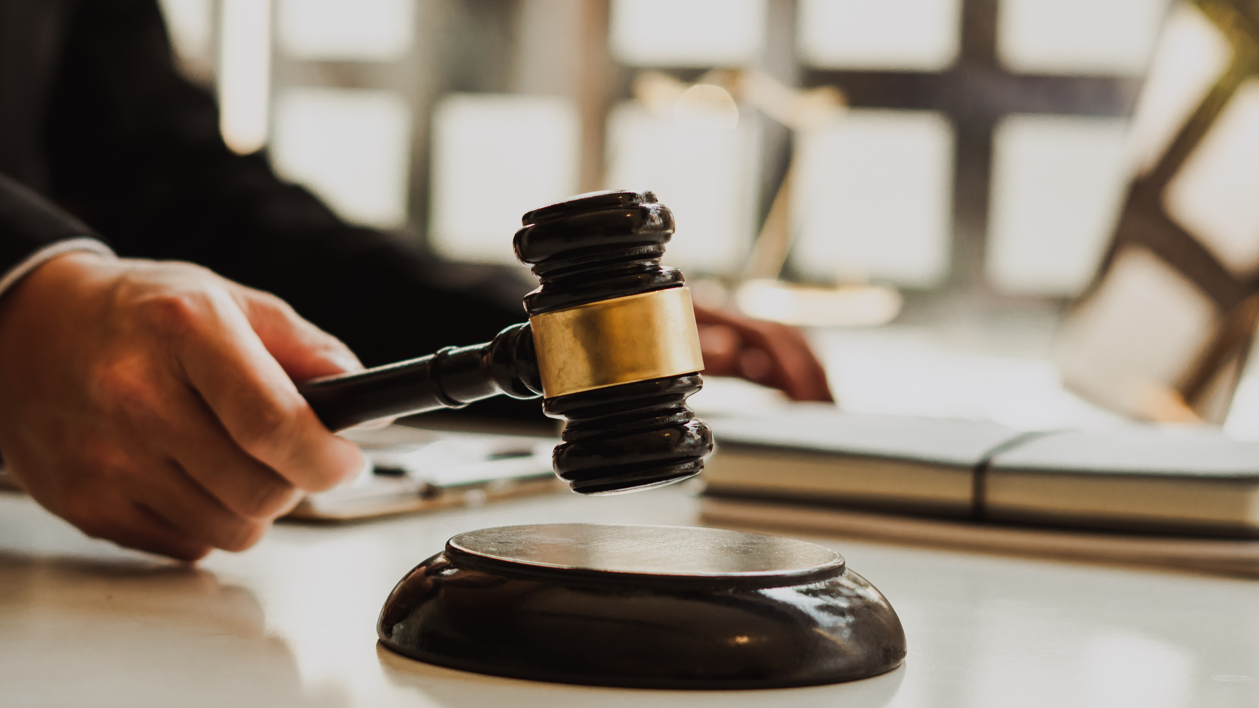 Mai puțină birocrație în Justiție. Parlamentul a adoptat o lege care simplifică redactarea hotărârilor judecătorești