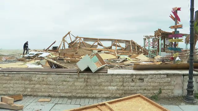Au început demolările pe litoral. Terasele și barurile de pe plajă sunt puse la pământ. Cum arată acum Mamaia și Eforie