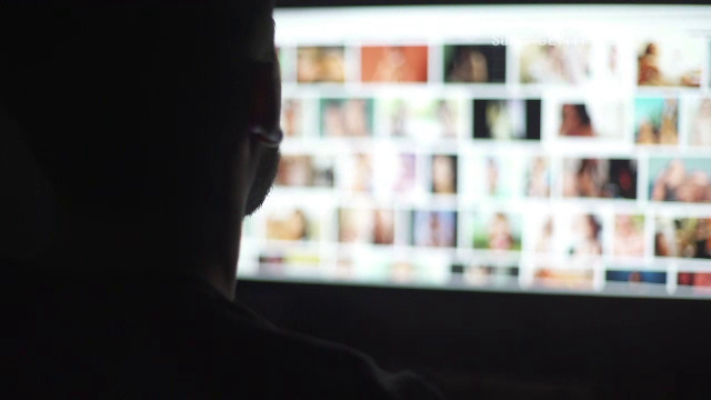 „Extremiștii interzic filmele deocheate”. AUR vrea ca siteurile pentru adulți să poată fi accesate doar cu cerere