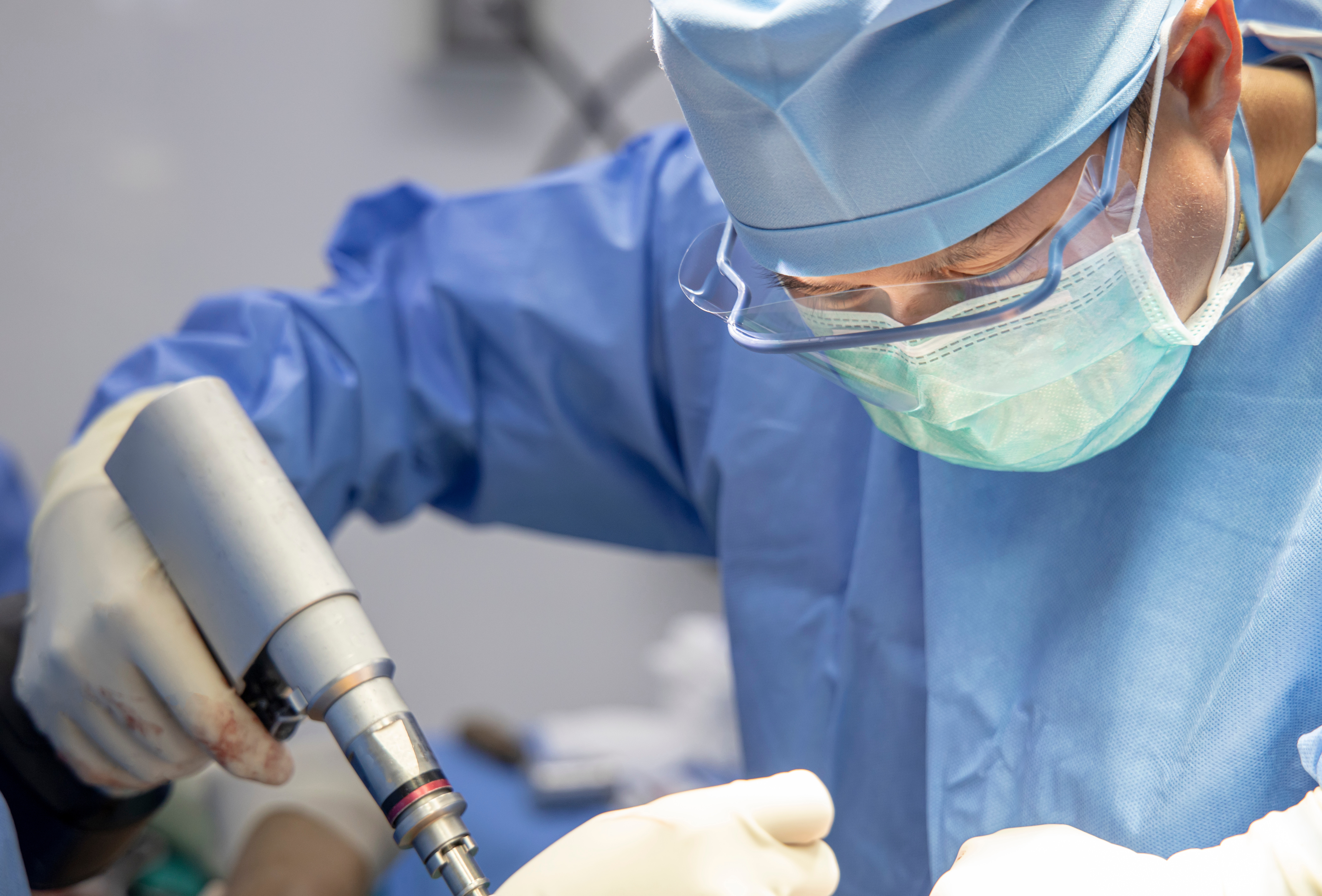 Motivul amânării procesului neurochirurgului care și-a lăsat fiica să bage burghiul în capul unui pacient