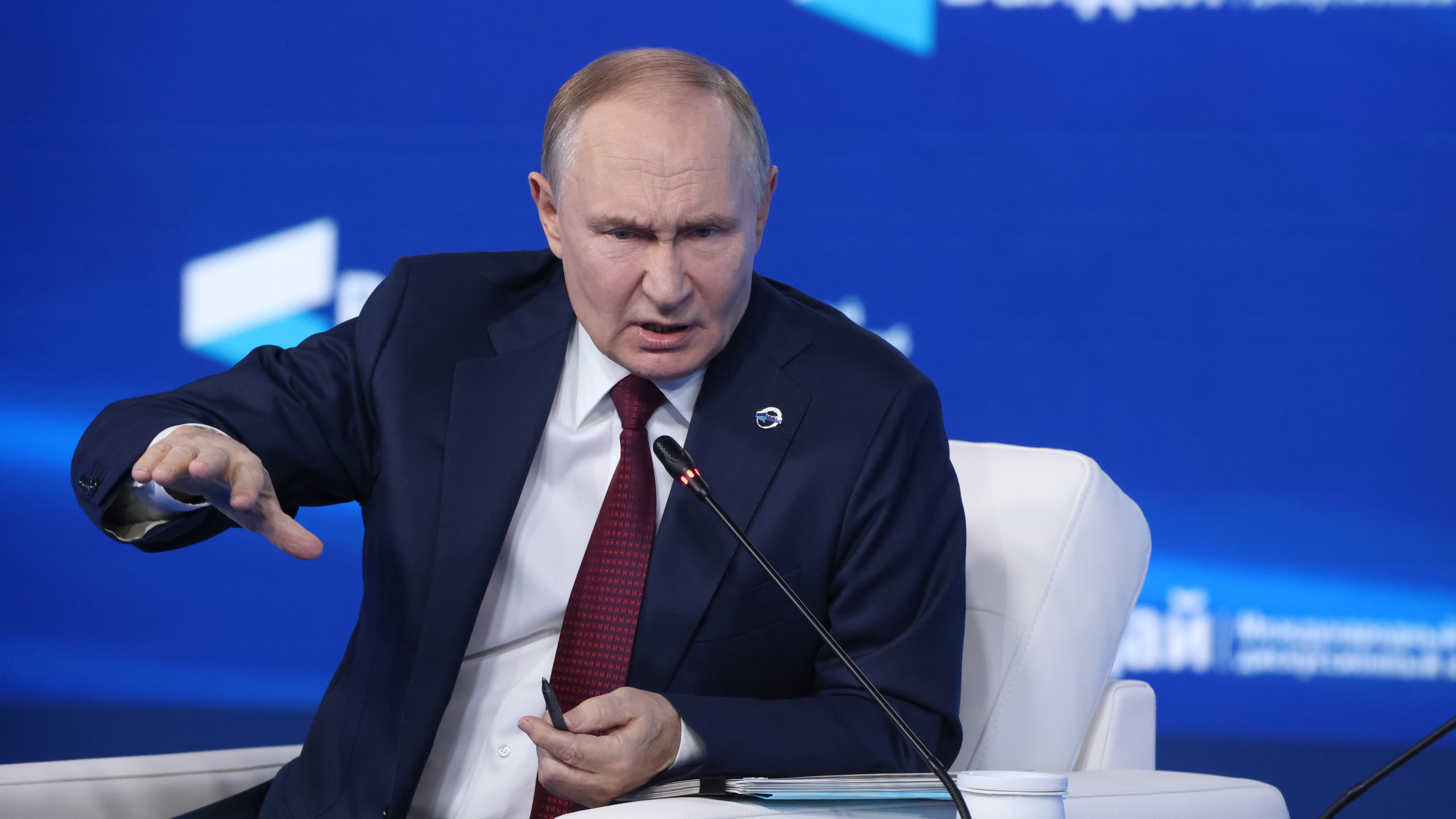 Vladimir Putin, sfidat chiar în orașul său natal. Sute de tineri au cântat melodii anti-război interzise de Kremlin