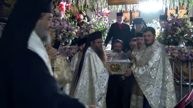 Moaștele Sfintei Parascheva au fost reîntoarse în catedrală. Preoții au decis ca aceasta să rămână deschisă și noaptea