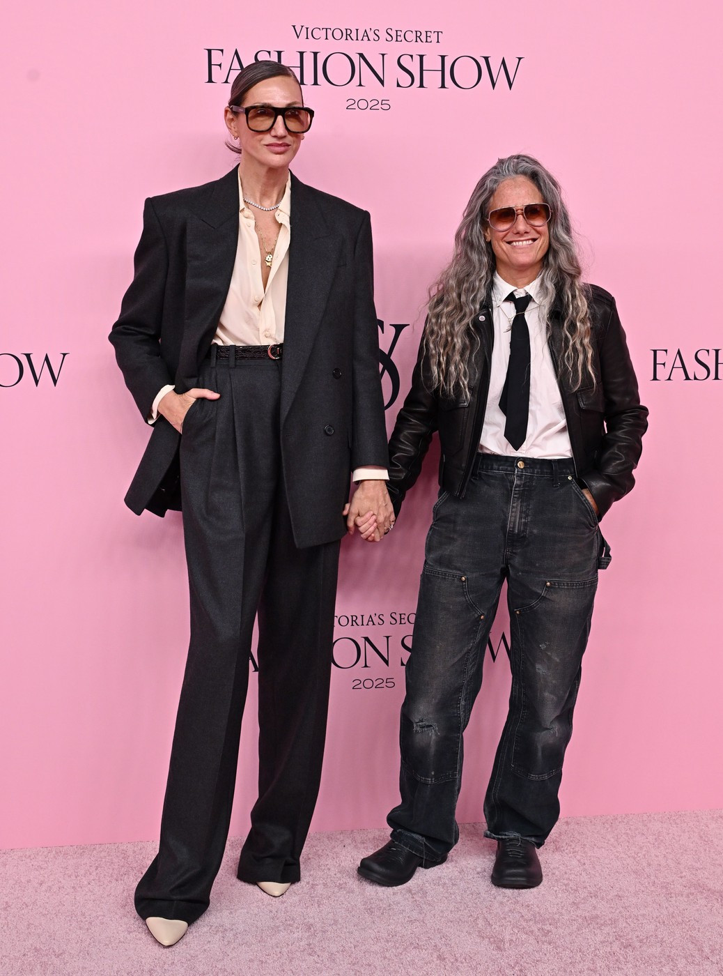 De la Sarah Jessica Parker la Jodie Turner-Smith. Vedetele care au strălucit la show-ul Victoria’s Secret. GALERIE FOTO