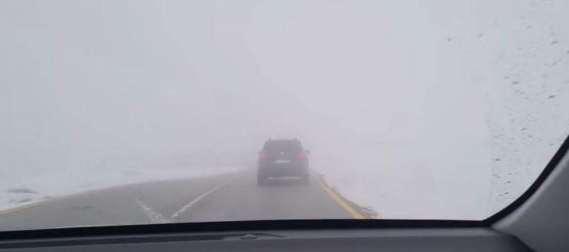 Încă un sector din Transalpina se închide din cauza viscolului, a avalanşelor şi a căderilor de stânci. VIDEO