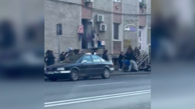 Mai mulți elevi care abia ieșiseră de la școală s-au bătut în stația de autobuz. „Își lasă copilul la școală și vine bătut”
