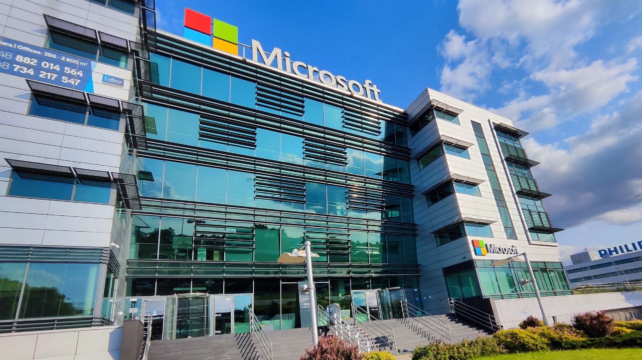 Șeful Microsoft avertizează asupra inteligenței artificiale. Datele personale ale utilizatorilor au un preț