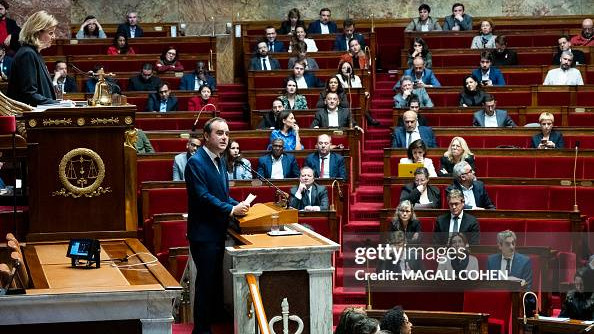 Criză politică evitată în Franţa. Premierul numit de Macron a supraviețuit moțiunilor partidelor de extremă dreaptă și stângă