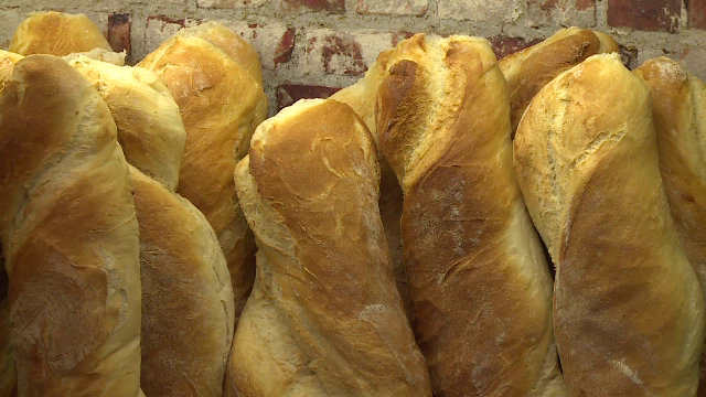 Românii mănâncă tot mai puțină pâine, deși anul acesta a adus o recoltă record de grâu. Care este motivul