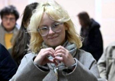 Rusoaică de 18 ani, trimisă la închisoare pentru că a cântat pe stradă o melodie interzisă