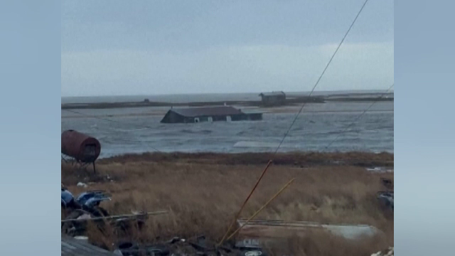 Evacuări masive în Alaska, după ce un taifun a lovit coasta de sud-vest. O persoană a murit, iar două sunt dispărute