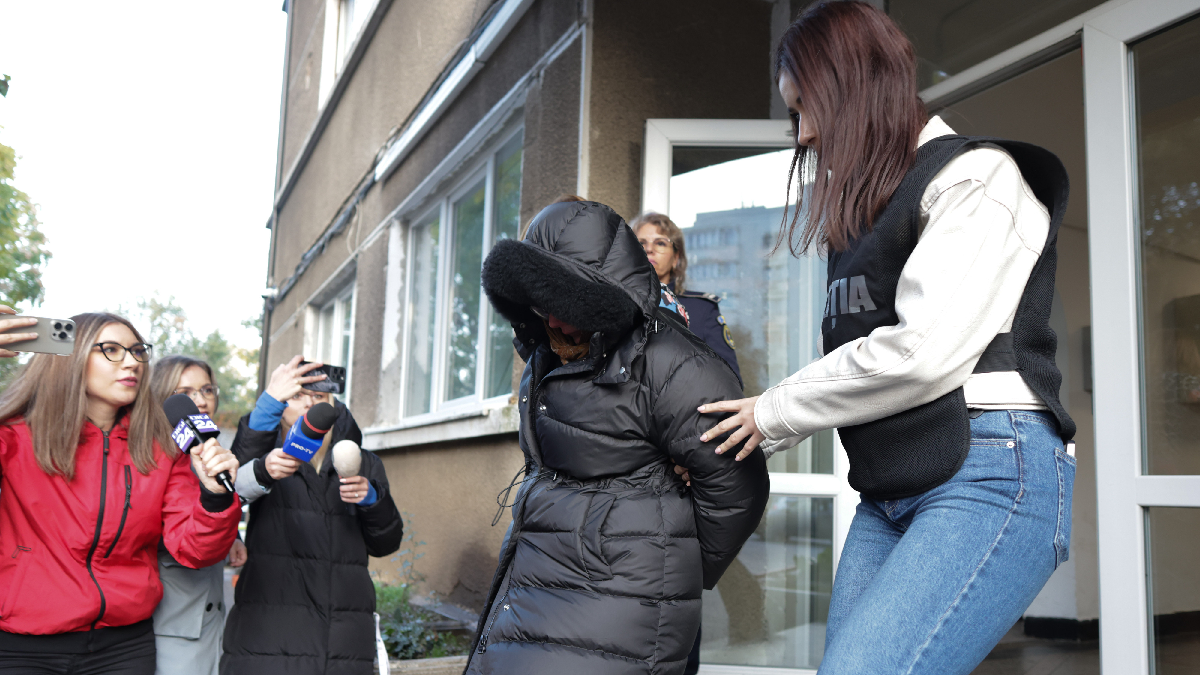 Sora lui Carmen Dan, plasată în arest la domiciliu. Femeia, inculpată într-un dosar cu un prejudiciu de 1,3 milioane de euro