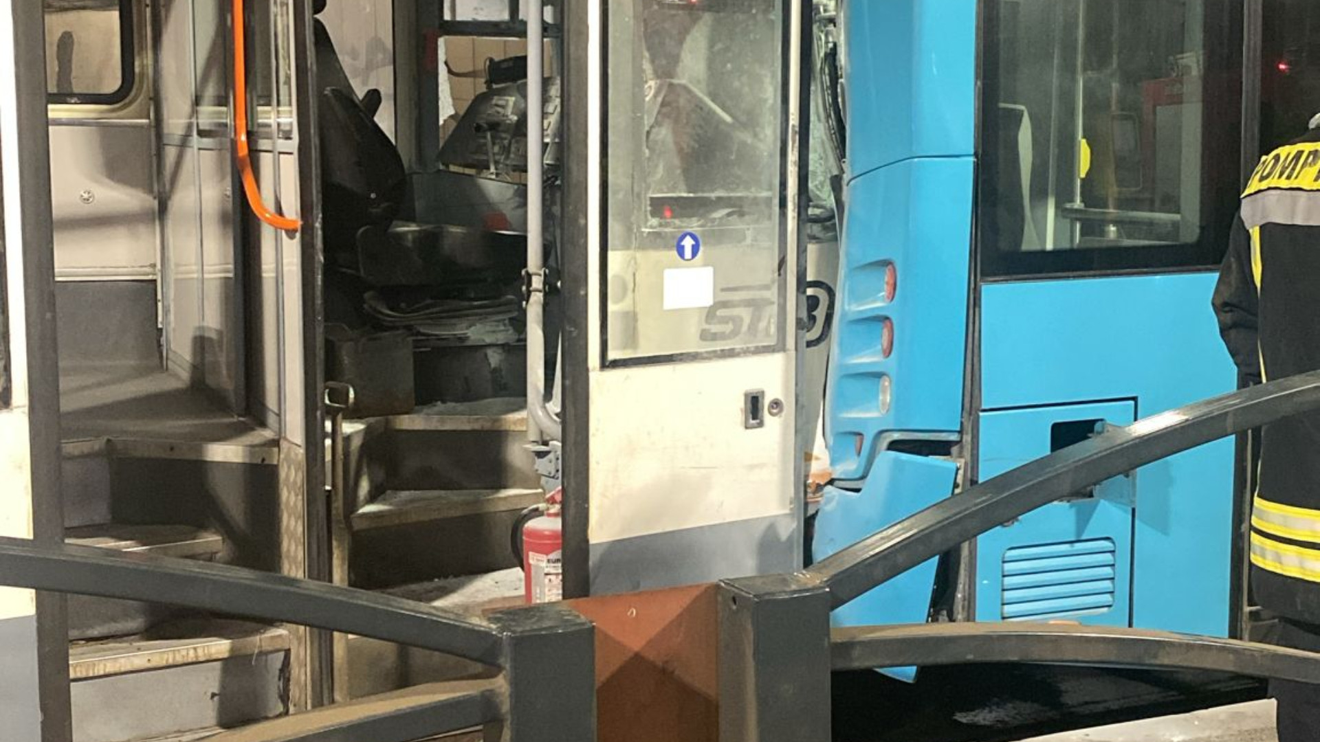 Accident între un tramvai şi un autobuz, în Pasajul Victoriei din Capitală. Mai mulți pasageri au fost transportați la spital